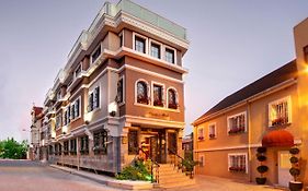 โรงแรมอัลมีน่า